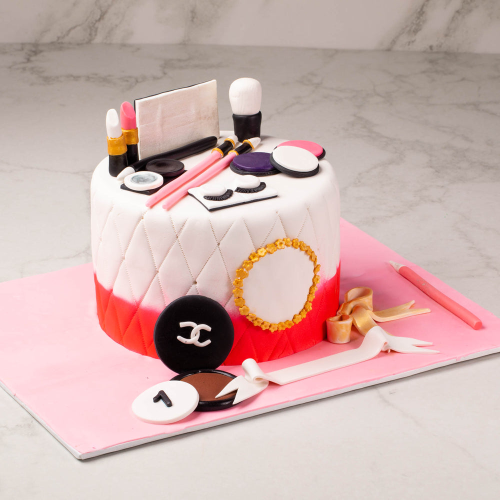 
                  
                    Load image into Gallery viewer, Make up fondant cake
                  
                